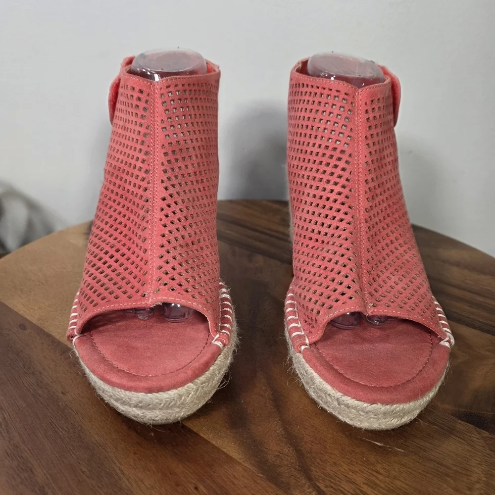 Daisy Fuentes Rory Coral Wedge Sandals Size 9 Faux Suede Espadrilles